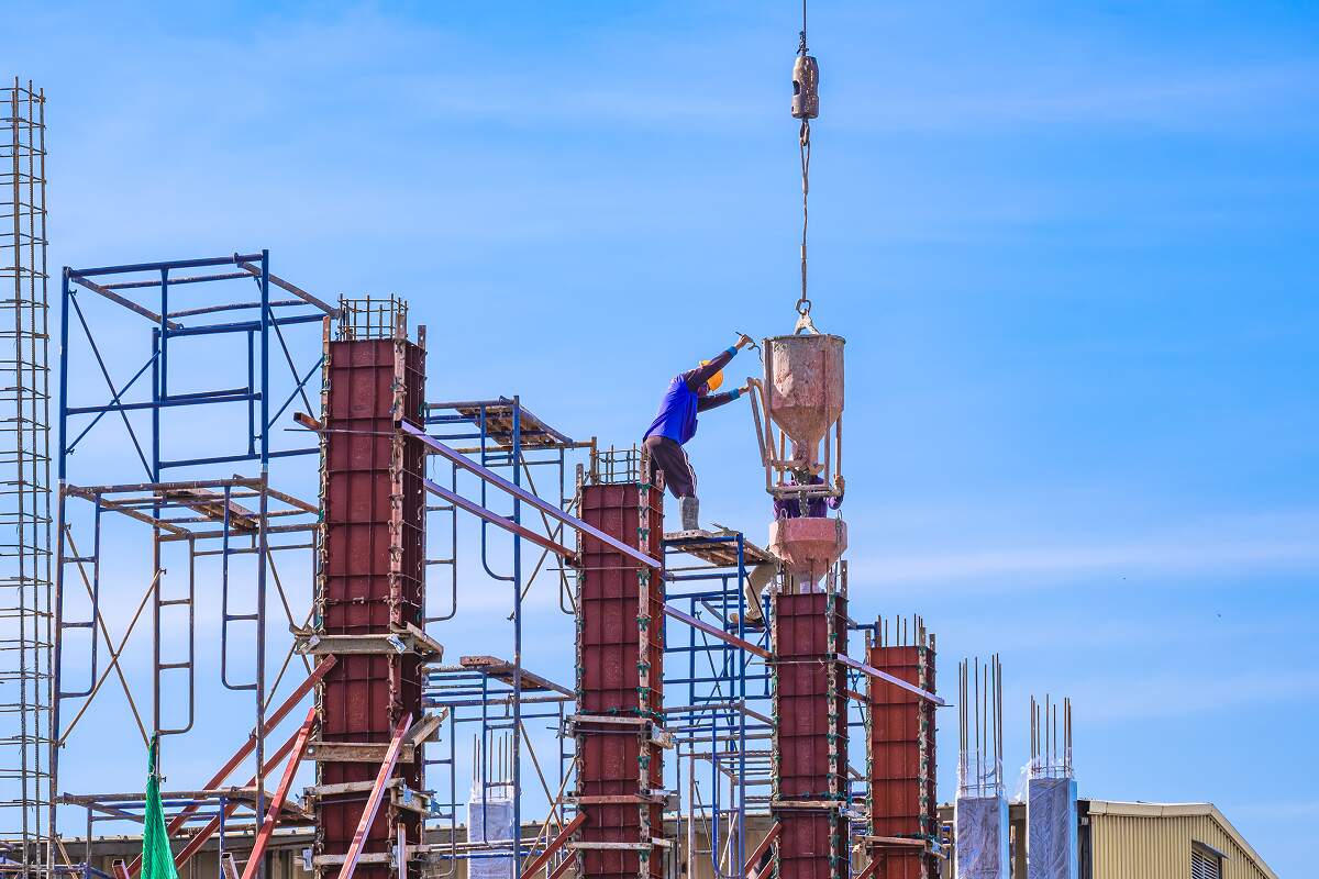 2-construction-workers-on-scaffolding-are-pouring-XFKEMYB.jpg